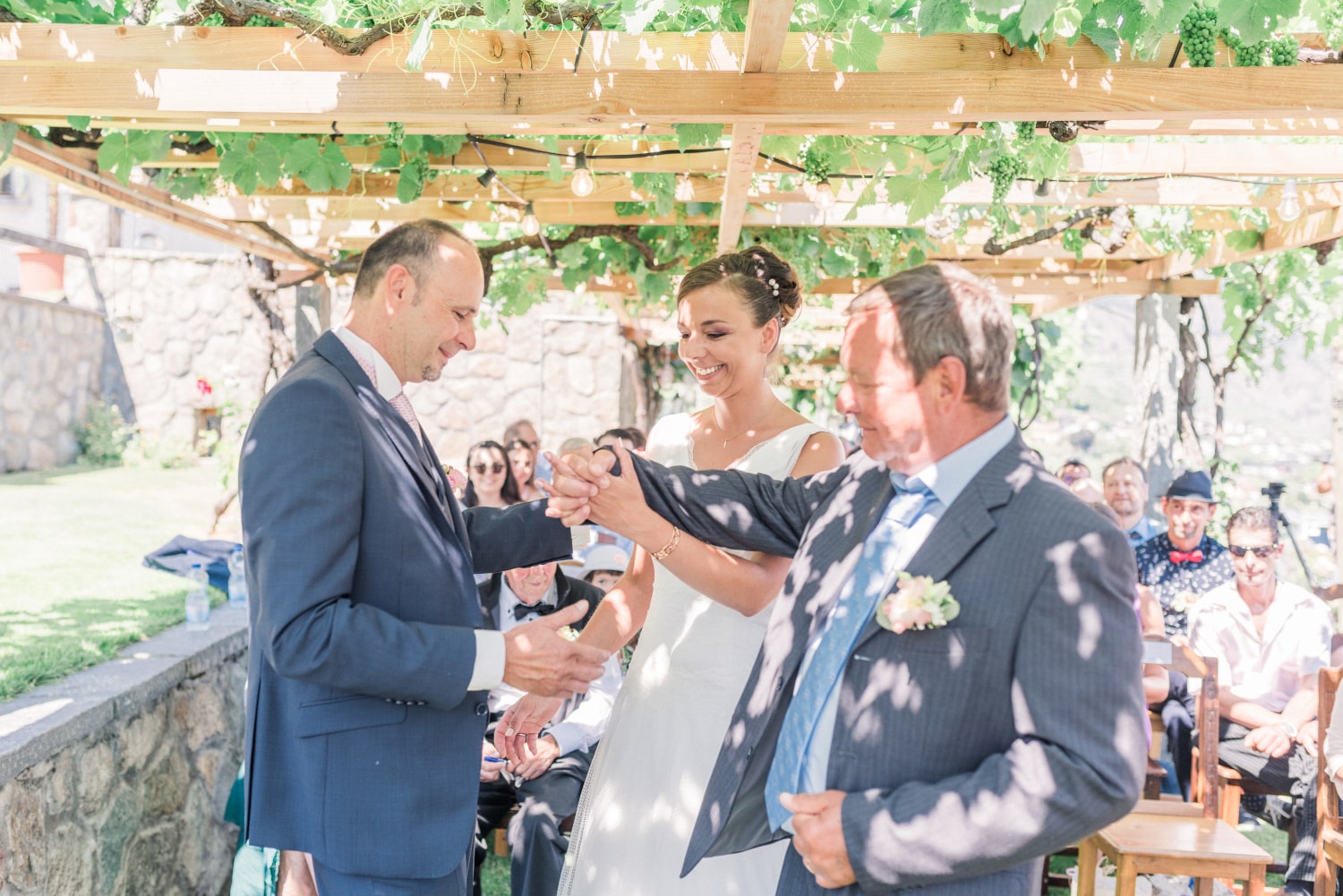 Entrée de la mariée avec son papa, rejoignant son époux