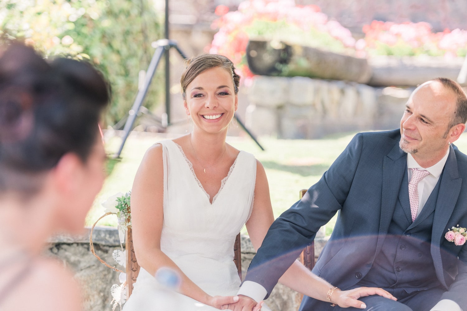 Couple de mariés souriants et émus lors de leur cérémonie laïque en Valais