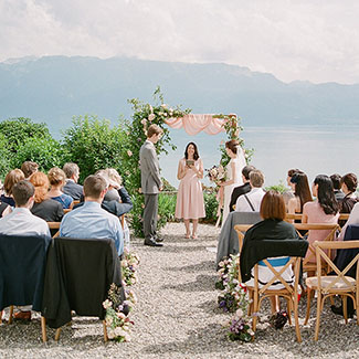 cérémonie de mariage au bord du lac en Suisse