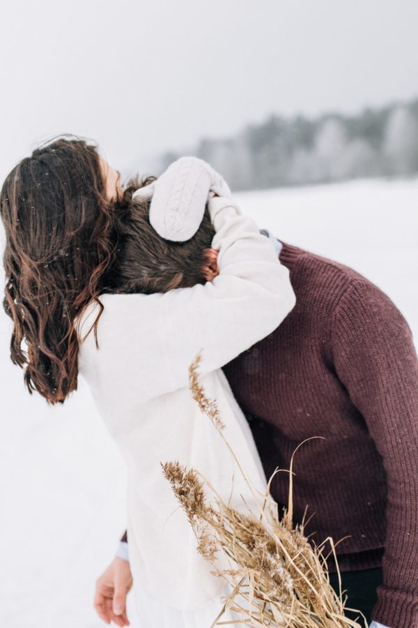 woman-hugging-man-in-black-sweatshirt-709794 couple amoureux dans la neige