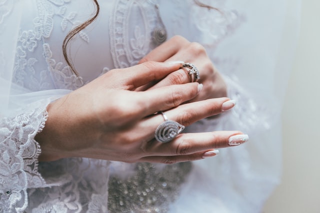 choosing the right engagement ring size