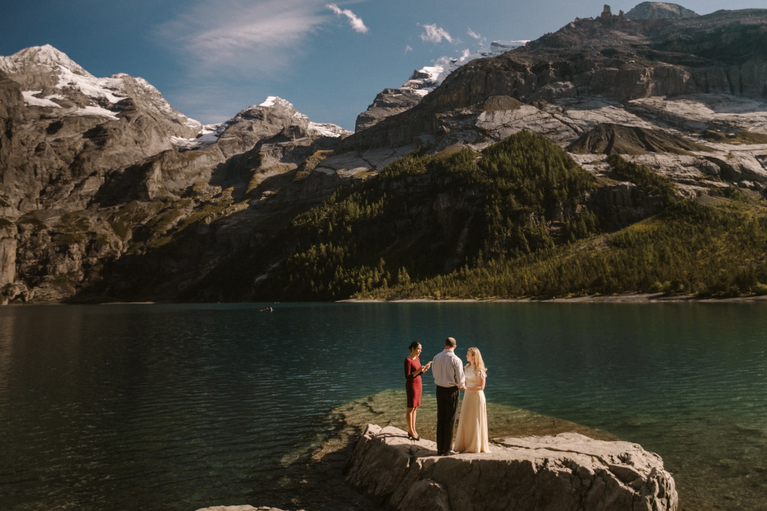 Beautiful elopement in Oeschinensee