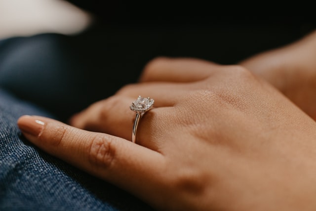 Top tips for choosing an engagement ring size