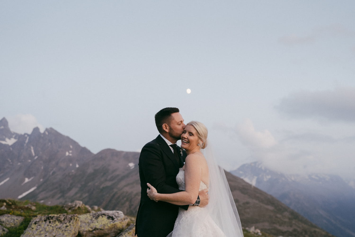 Couple in love after their signature wedding with Marylin Rebelo