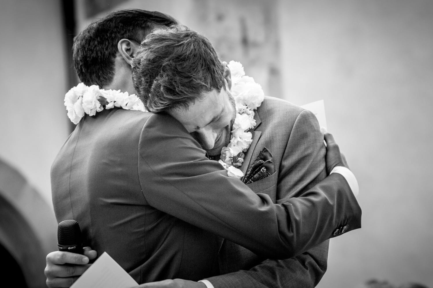 couple gay ému durant leur cérémonie de mariage laïque