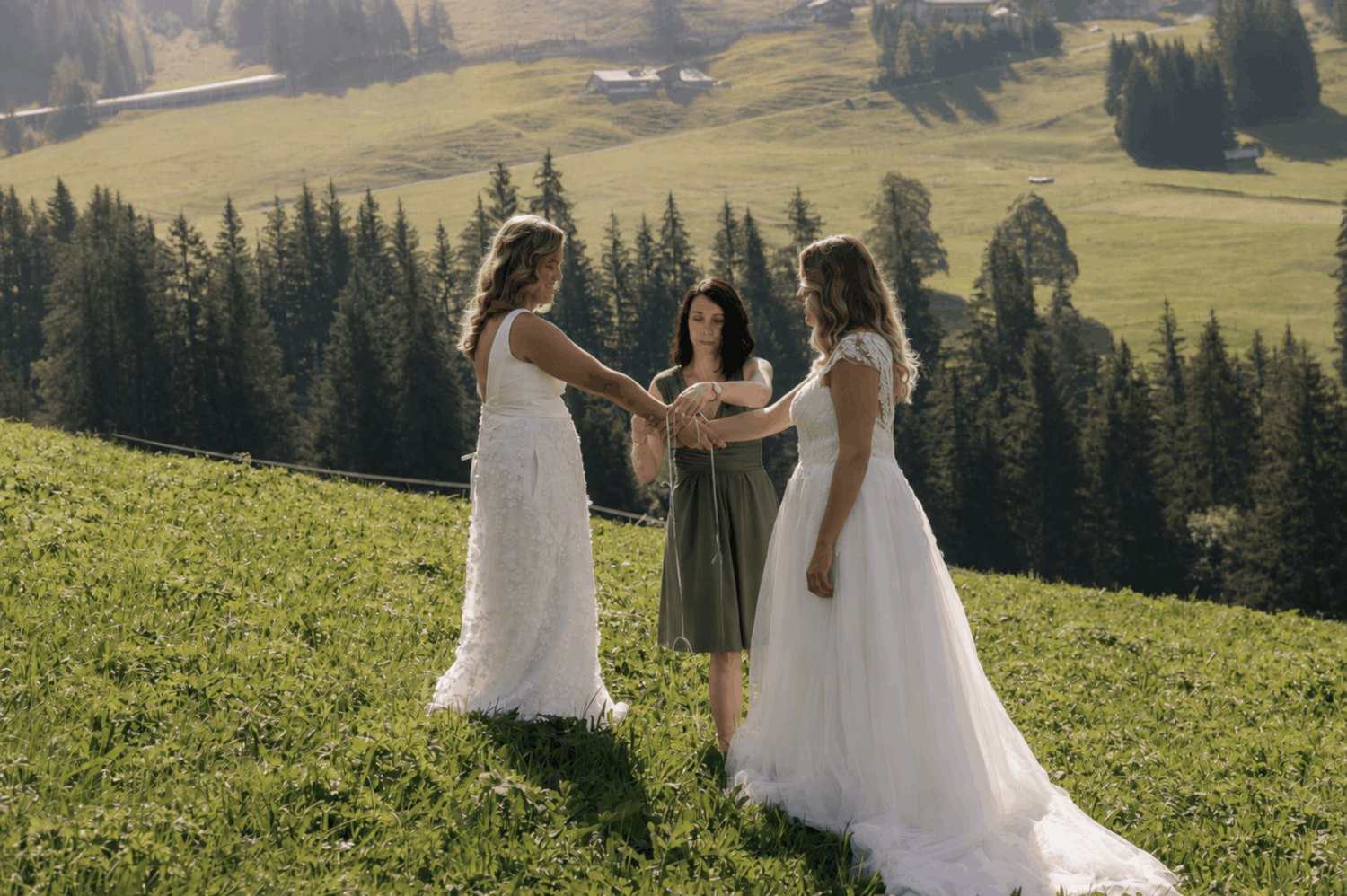 couple de femmes effectuant un rituel de cérémonie durant leur mariage laïque